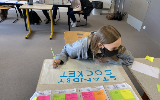 Jeune travaillant sur une affiche