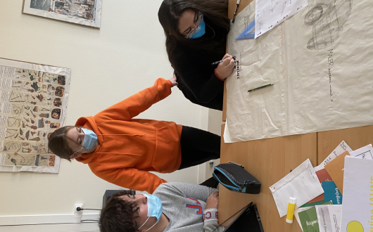 Jeunes travaillant sur une affiche