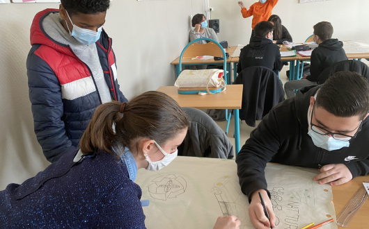 Jeunes travaillant sur une affiche