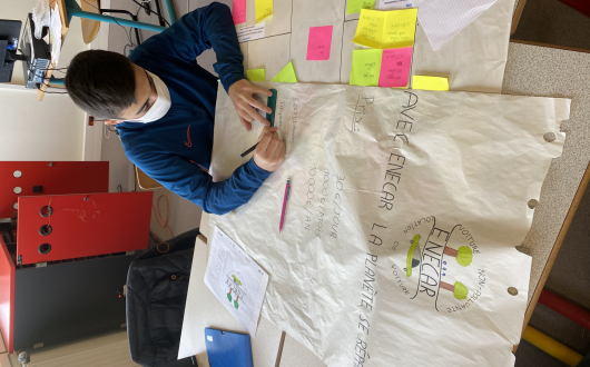 Jeune travaillant sur une affiche